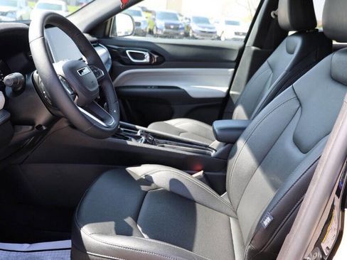 Used 2025 Jeep Compass Limited image 13