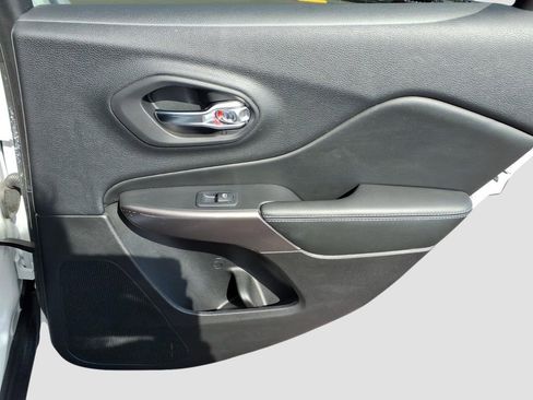 Used 2019 Jeep Cherokee Latitude Plus image 11