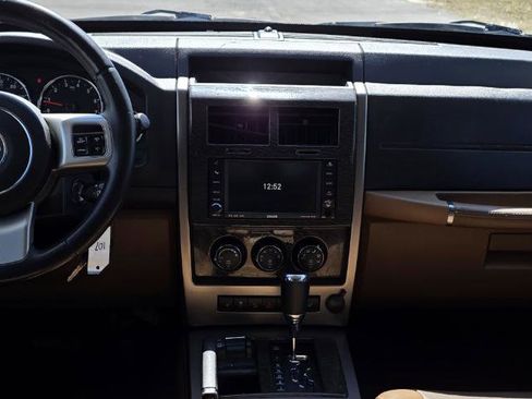 Used 2011 Jeep Liberty Limited w/ Tire & Wheel Group image 18