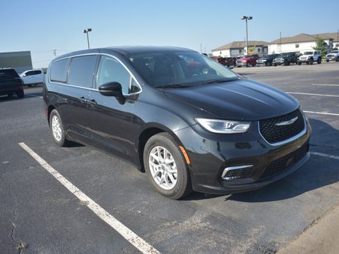 Used 2023 Chrysler Pacifica Touring-L FWD image 3