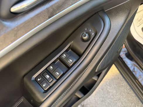 Used 2025 Jeep Grand Cherokee Limited w/ Luxury Tech Group II image 16