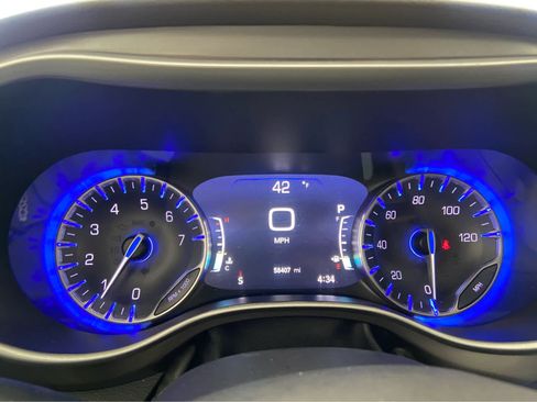 Used 2024 Chrysler Pacifica Touring-L FWD image 26