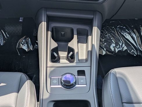 New 2026 Volkswagen Tiguan SE FWD image 19
