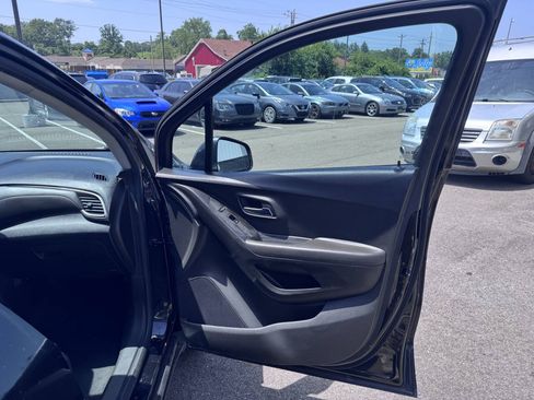 Used 2019 Chevrolet Trax LT w/ LT Convenience Package AWD/4WD image 19