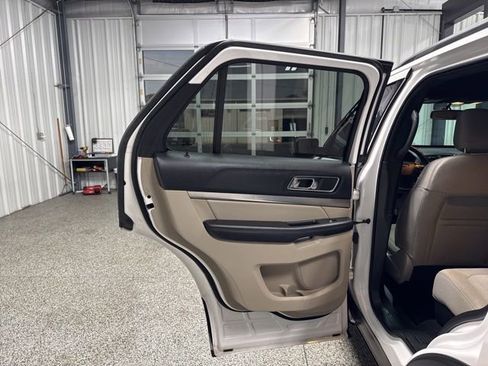 Used 2019 Ford Explorer XLT w/ Equipment Group 201A FWD image 17