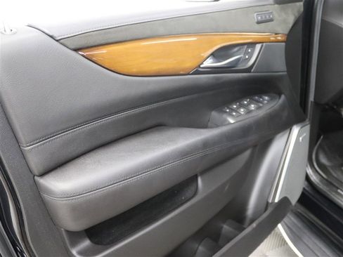 Used 2019 Cadillac Escalade ESV 4WD image 16