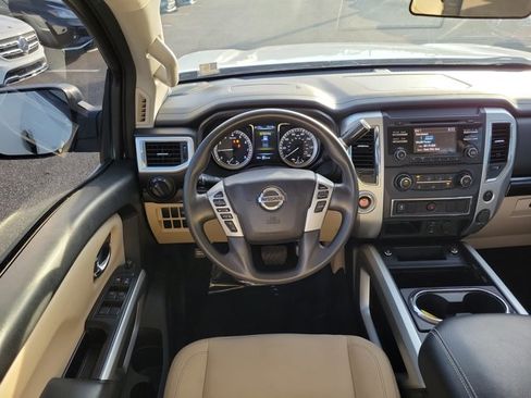 Used 2017 Nissan Titan SV image 10
