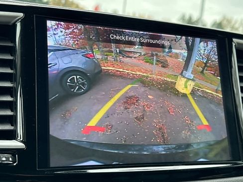 Used 2024 Chrysler Pacifica Touring-L image 20