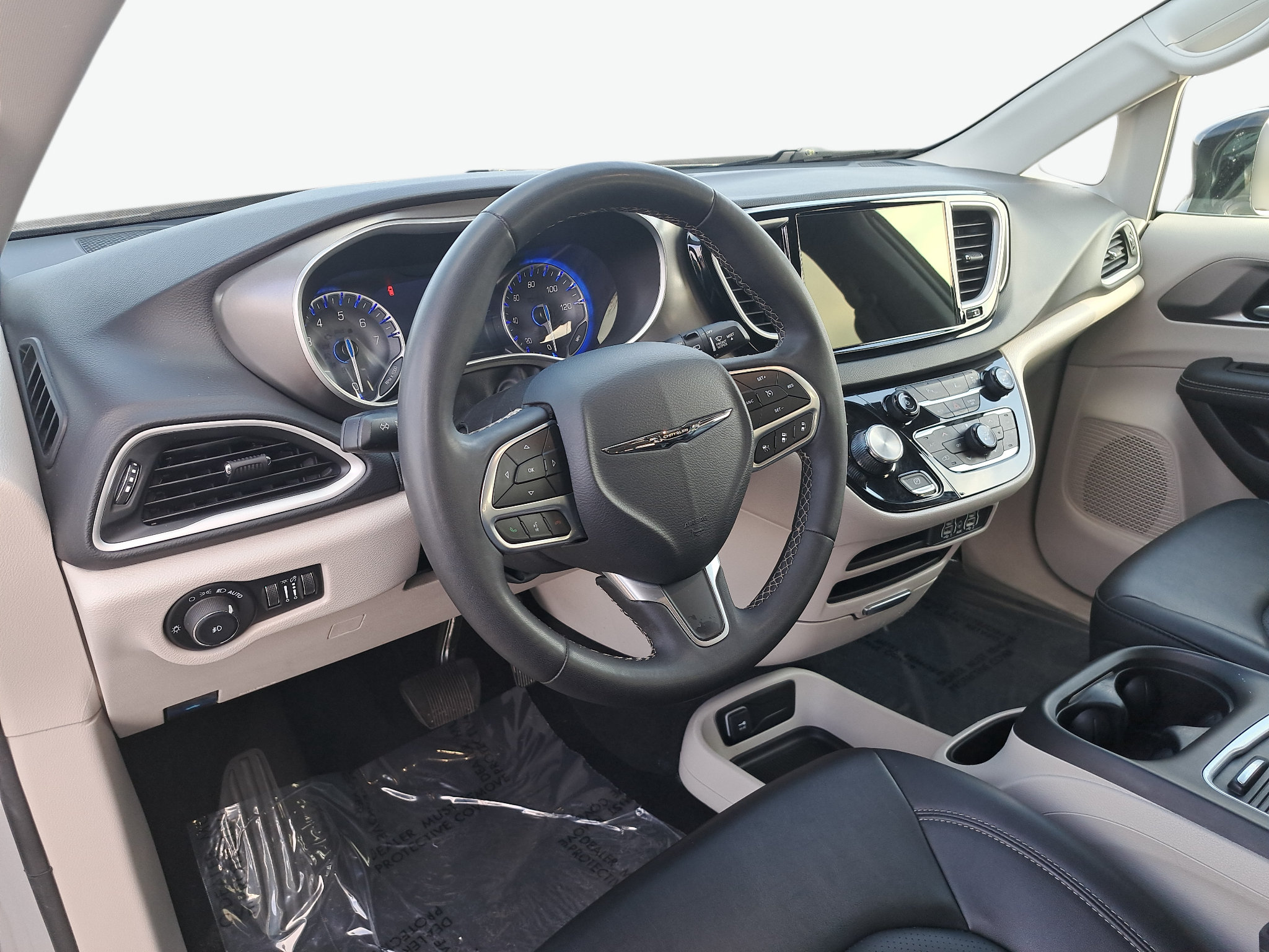 Used 2024 Chrysler Pacifica Touring-L FWD image 18