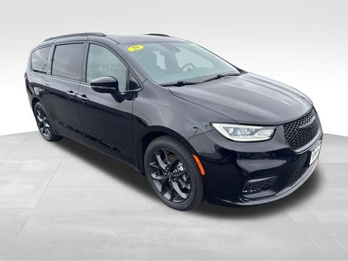 Used 2025 Chrysler Pacifica Limited FWD image 9