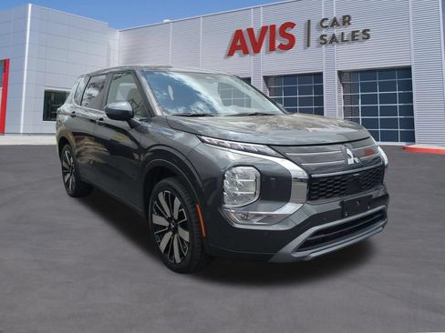 Used 2025 Mitsubishi Outlander SE AWD/4WD image 3