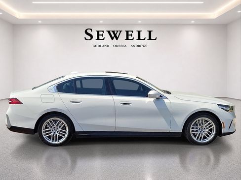 Used 2025 BMW 530i xDrive AWD/4WD image 5