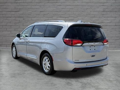 Used 2020 Chrysler Pacifica Touring-L FWD image 3