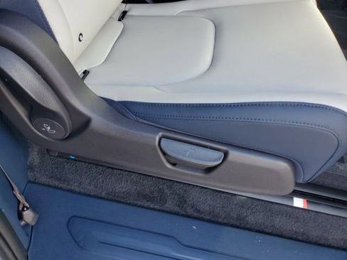 New 2026 Kia Carnival EX FWD image 32
