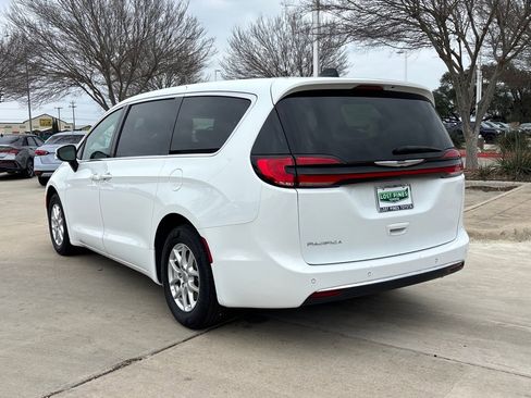 Used 2023 Chrysler Pacifica Touring-L image 3