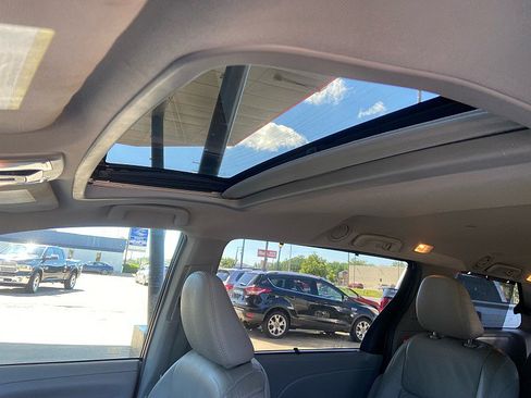 Used 2017 Toyota Sienna XLE FWD image 12