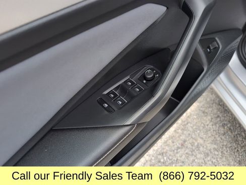 Used 2025 Volkswagen Jetta SE FWD image 13
