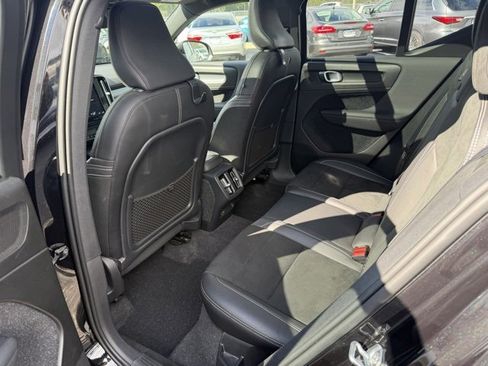 Used 2020 Volvo XC40 T5 R-Design image 2