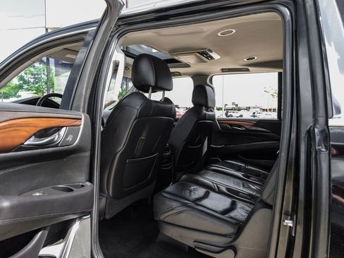 Used 2018 Cadillac Escalade ESV Luxury RWD image 35