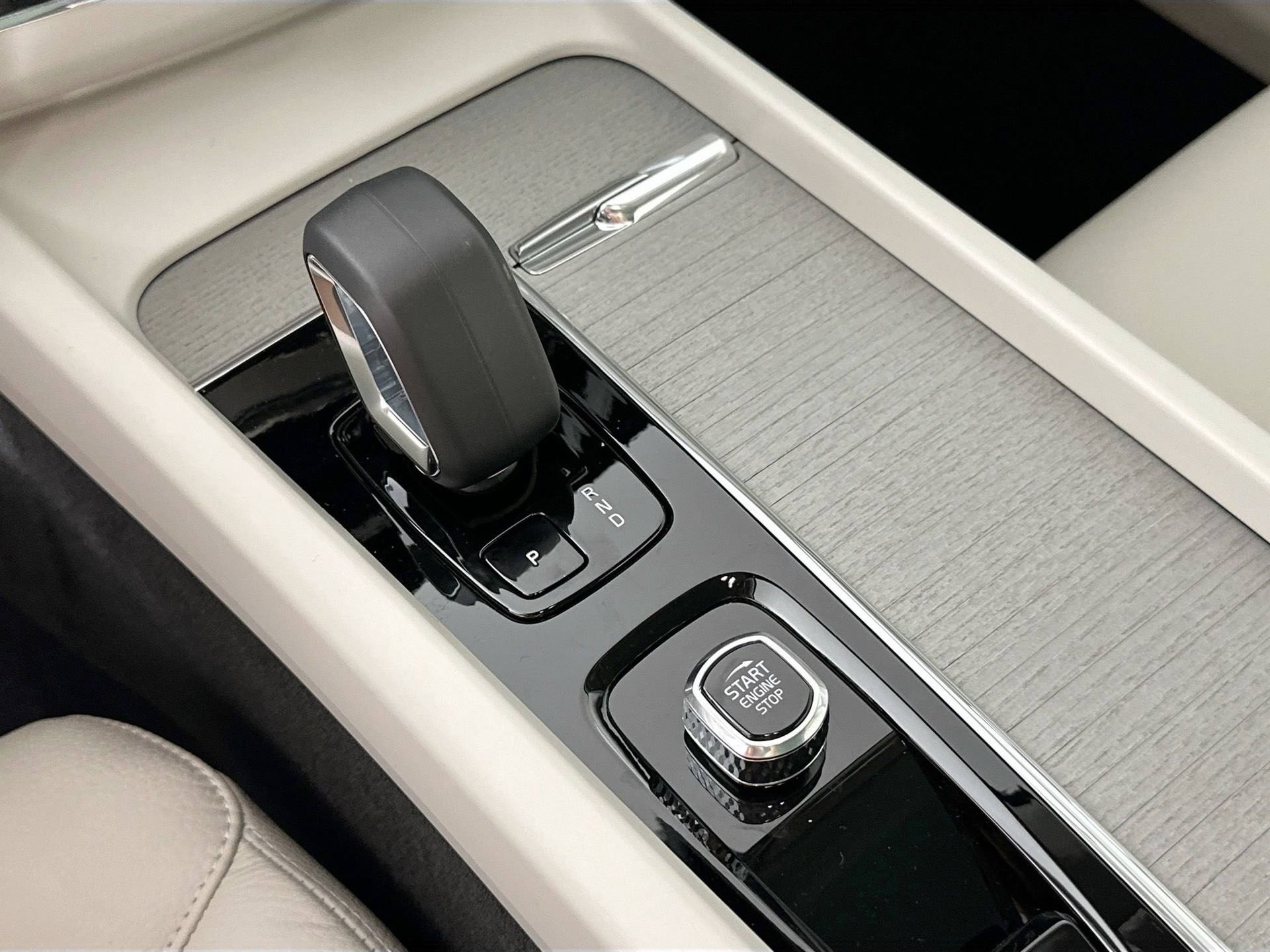 Certified 2025 Volvo XC60 B5 Plus w/ Protection Package Premier AWD/4WD image 14