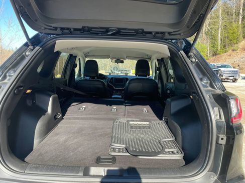Used 2019 Jeep Cherokee Latitude Plus w/ Cold Weather Group AWD/4WD image 23