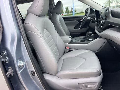Used 2022 Toyota Highlander XLE FWD image 12