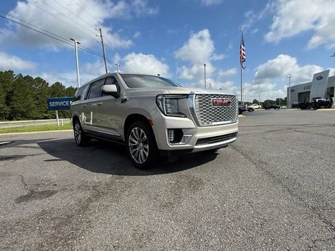 Used 2021 GMC Yukon XL Denali w/ Denali Premium Package RWD image 9