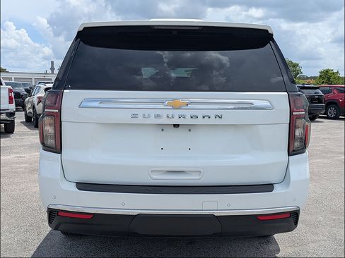 Used 2024 Chevrolet Suburban LT RWD image 4