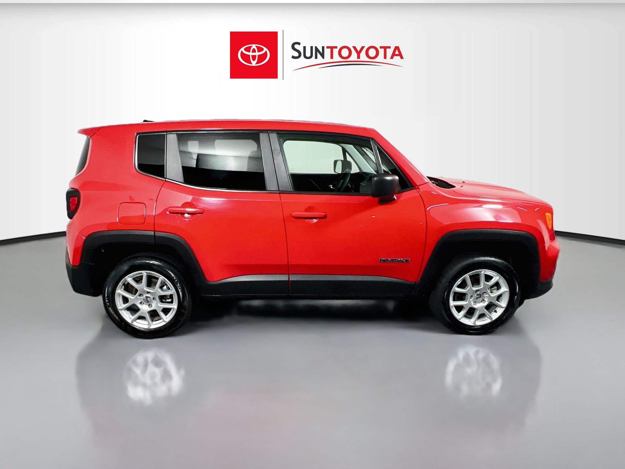 Used 2023 Jeep Renegade Latitude AWD/4WD image 2