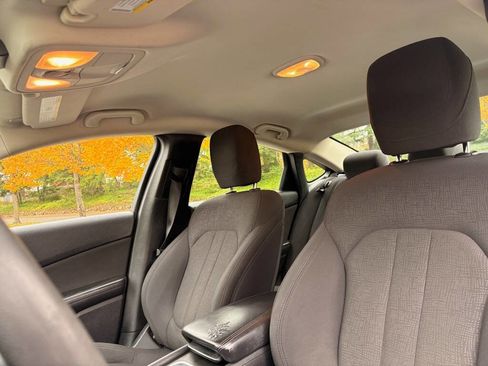 Used 2015 Chrysler 200 Limited image 9