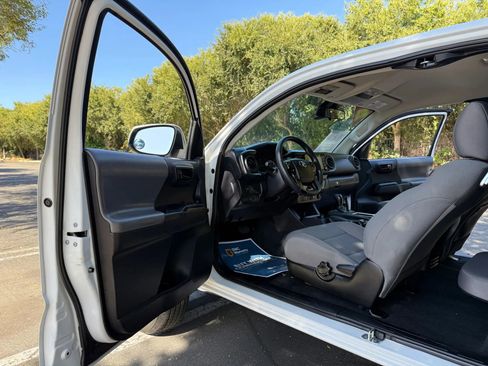 Used 2022 Toyota Tacoma SR image 39