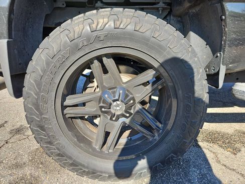 Used 2019 Nissan Titan SV w/ SV Convenience Package image 24