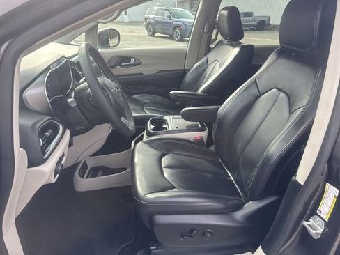Used 2023 Chrysler Pacifica Touring-L FWD image 11