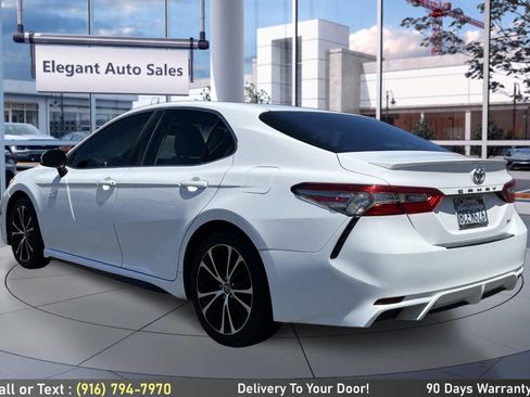 Used 2018 Toyota Camry SE w/ Moonroof Package FWD image 7