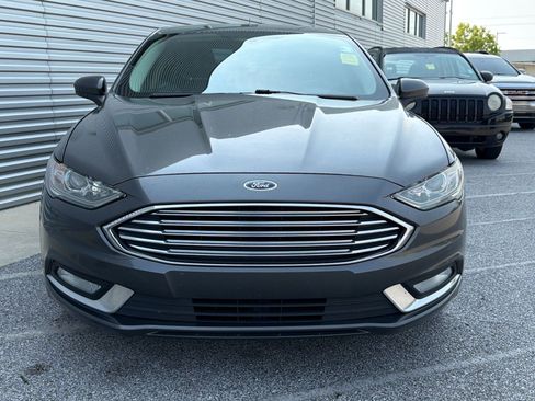 Used 2018 Ford Fusion SE w/ Equipment Group 201A FWD image 3