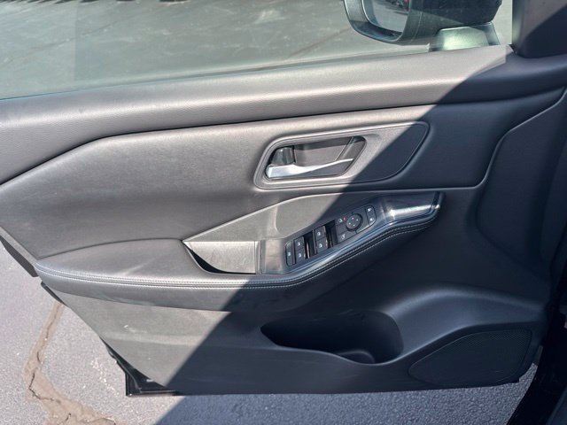 Used 2025 Nissan Rogue SV FWD image 17