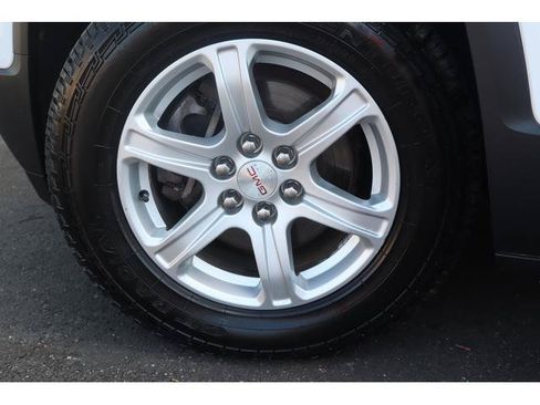 Used 2017 GMC Acadia SLE w/ LPO, Floor Liner Package AWD/4WD image 18