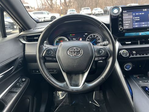 Used 2022 Toyota Venza XLE image 16