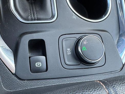 Used 2020 Chevrolet Traverse LT image 23