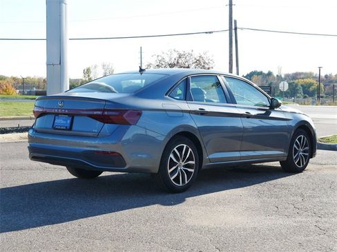 Certified 2025 Volkswagen Jetta SE image 7