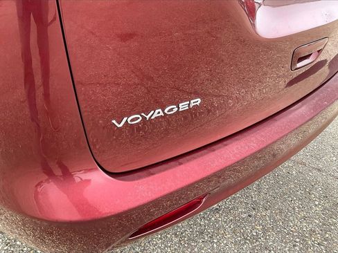 Used 2023 Chrysler Voyager LX image 6