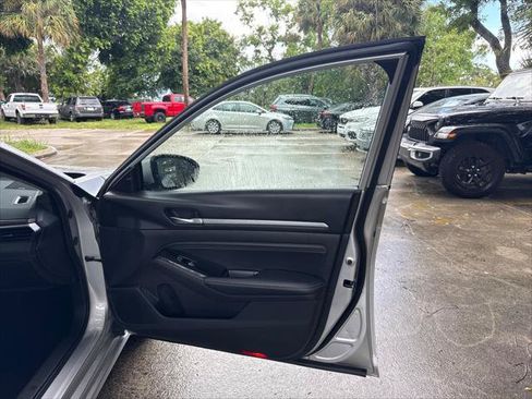 Used 2020 Nissan Altima 2.5 SL FWD image 26