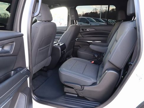 Used 2025 Chevrolet Traverse LT image 18