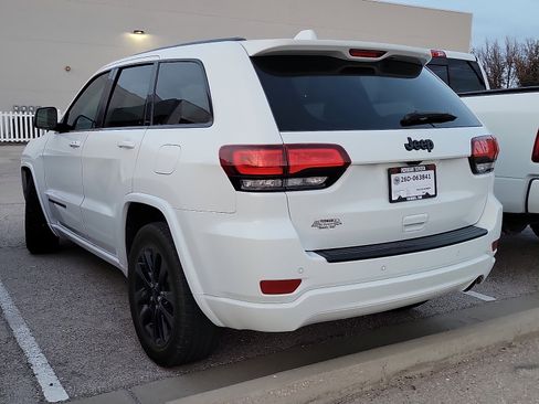 Used 2021 Jeep Grand Cherokee Laredo X image 2