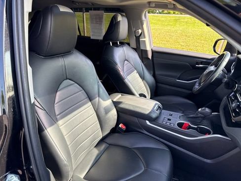 Used 2023 Toyota Highlander XLE AWD/4WD image 13