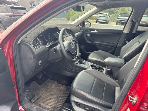 Used 2021 Volkswagen Tiguan SE w/ Panoramic Sunroof Package FWD image 11