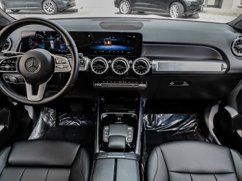 Used 2022 Mercedes-Benz GLB 250 w/ Premium Package Lite image 17