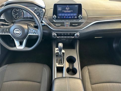 Used 2025 Nissan Altima 2.5 SV FWD image 13