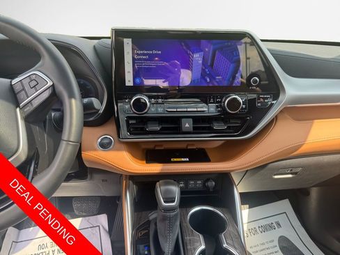 Used 2025 Toyota Highlander Platinum AWD/4WD image 22