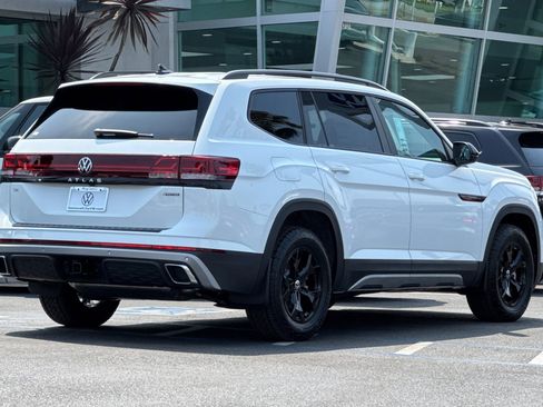New 2025 Volkswagen Atlas Peak Edition SE image 5